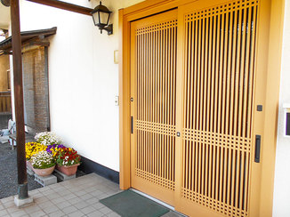 エクステリアリフォーム 住まいの外観を豪華にする、モダンなデザインの和風玄関ドア
