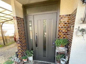 エクステリアリフォーム お家の雰囲気に合う、オータムブラウンの玄関ドア