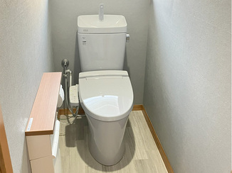トイレリフォーム 木目とグレーが調和したシックなレストルーム